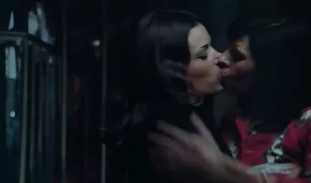 لپ تاپ های بانوی Busty ، کمیک سکسی خانوادگی لیسیدن و سوار بر خروس