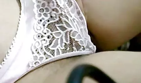 توله سگ ویکتوریا با دستان خود از یک خروس بزرگ لذت می برد کمیک سکسب