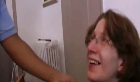 MILF کمیک پورن چاق آماتور لعنتی می شود