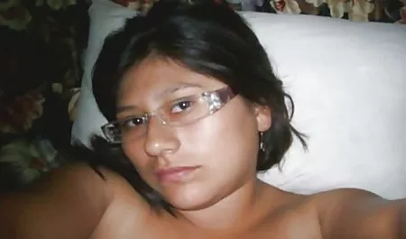 دختر نوجوان تا رسیدن به ارگاسم کمیکسکسی روی نیمکت آسیاب می کند