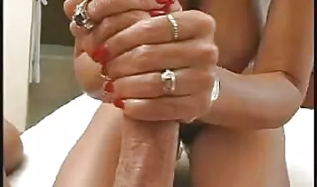 نوجوان Slutty خروس را كميك سكسي می سوزاند و در مهمانی بلع می کند