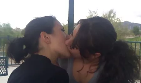 سیگار داستان های سکسی کمیک کشیدن سبزه و نوک انگشت گربه در وب کم