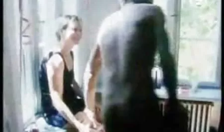 سارا (زن آسیایی ، پیرزن قدیمی) و یک مرد سیاه پوست کمیک سکسی جدید