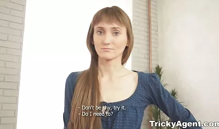 MILF بالغ زرق و برق دار جعبه مرطوب خود را در یک دفتر انگشت می زند و داستان های سکسی کمیک سپس لعنتی می شود