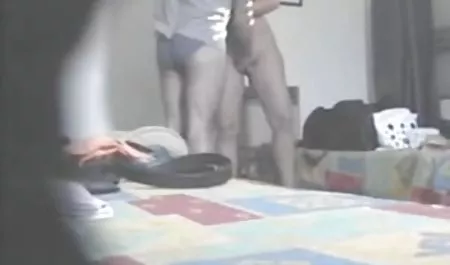 دختر انفرادی کمیک sexy استریپتیز مضحک بازی می کند