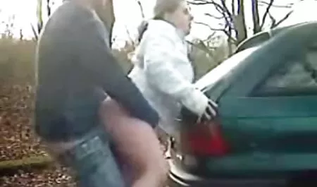 عروسک بلوند خود را با یک اسباب بازی بزرگ عمیق سخت محصور می پورن کمیک کند