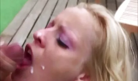 مادر بزرگ پیر سبزه Busty یک کمیک مصور سکسی خروس بزرگ می شود که توسط پسر جوان لعنتی می شود