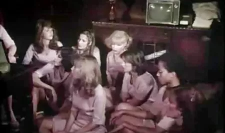 نوزادان کمیک بوک سکسی با موهای راون با اسباب بازی ها یکدیگر را حفر می کنند