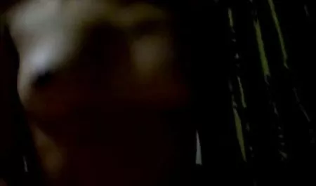 2 بار دختران کالج کمیک لزبین برای اولین بار